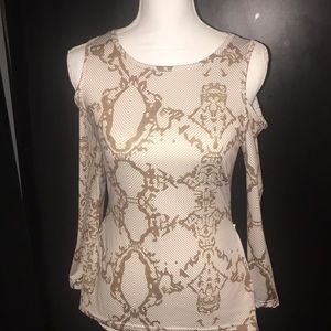 Long sleeve with a open shoulders